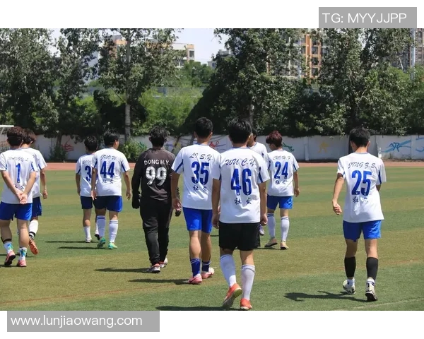 粉碎足球的魅力与挑战探讨如何在激烈竞争中重塑运动精神与团队合作 粉碎足球的魅力与挑战探讨如何在激烈竞争中重塑运动精神与团队合作