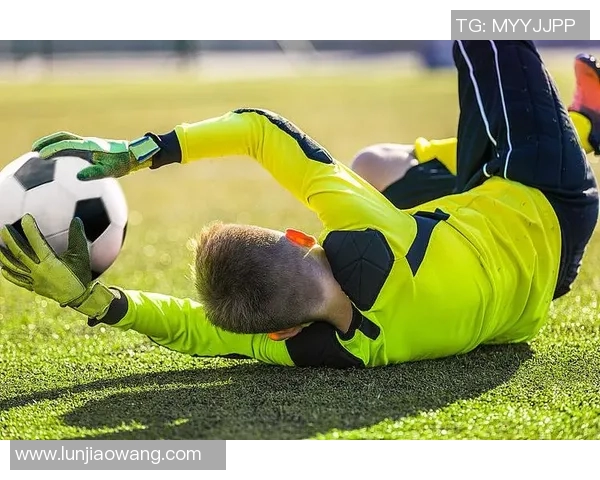 足球守门员精彩瞬间集锦视频分析技巧与训练方法分享 足球守门员精彩瞬间集锦视频分析技巧与训练方法分享