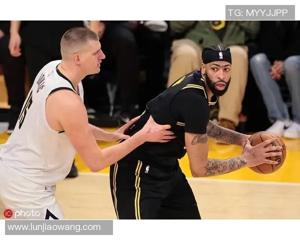 浓眉带领湖人挑战掘金全力争胜展现超级球星风采